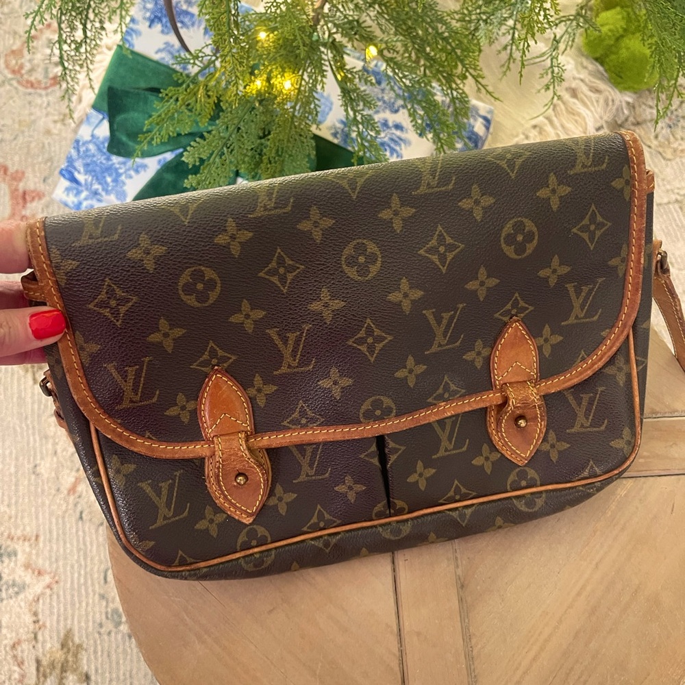 Authentic Louis Vuitton purse. Shoulder strap. Good condition. Loved this bag!